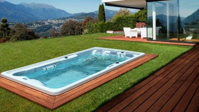 Piscina idromassaggio per terrazza rispetto alla piscina tradizionale