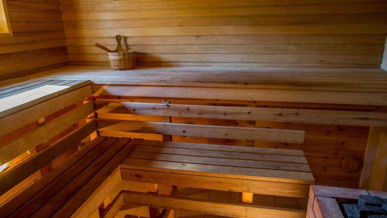 Come usare la sauna finlandese, secondo i suoi creatori