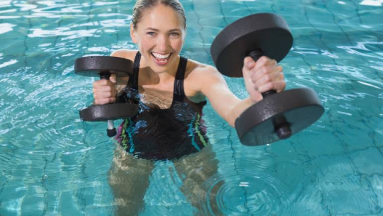 Una piscina con idromassaggio, ideale per il recupero muscolare