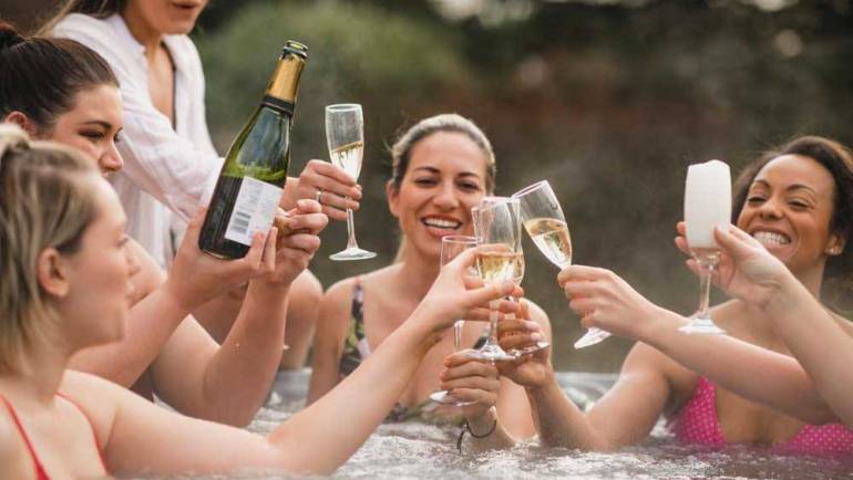10 idee favolose per una festa nella vasca idromassaggio da esterno